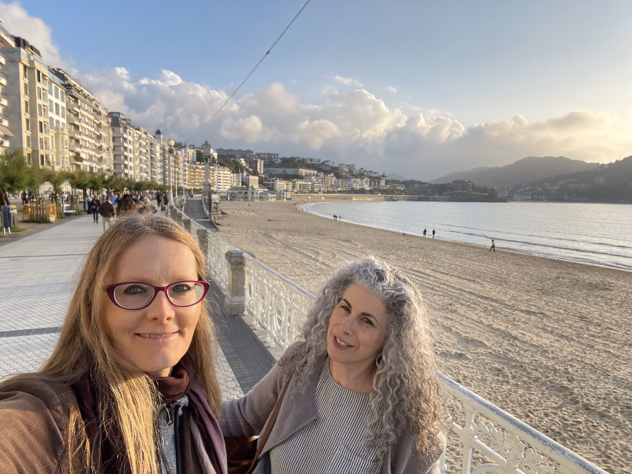 tracey & kim at San Sebastián beach