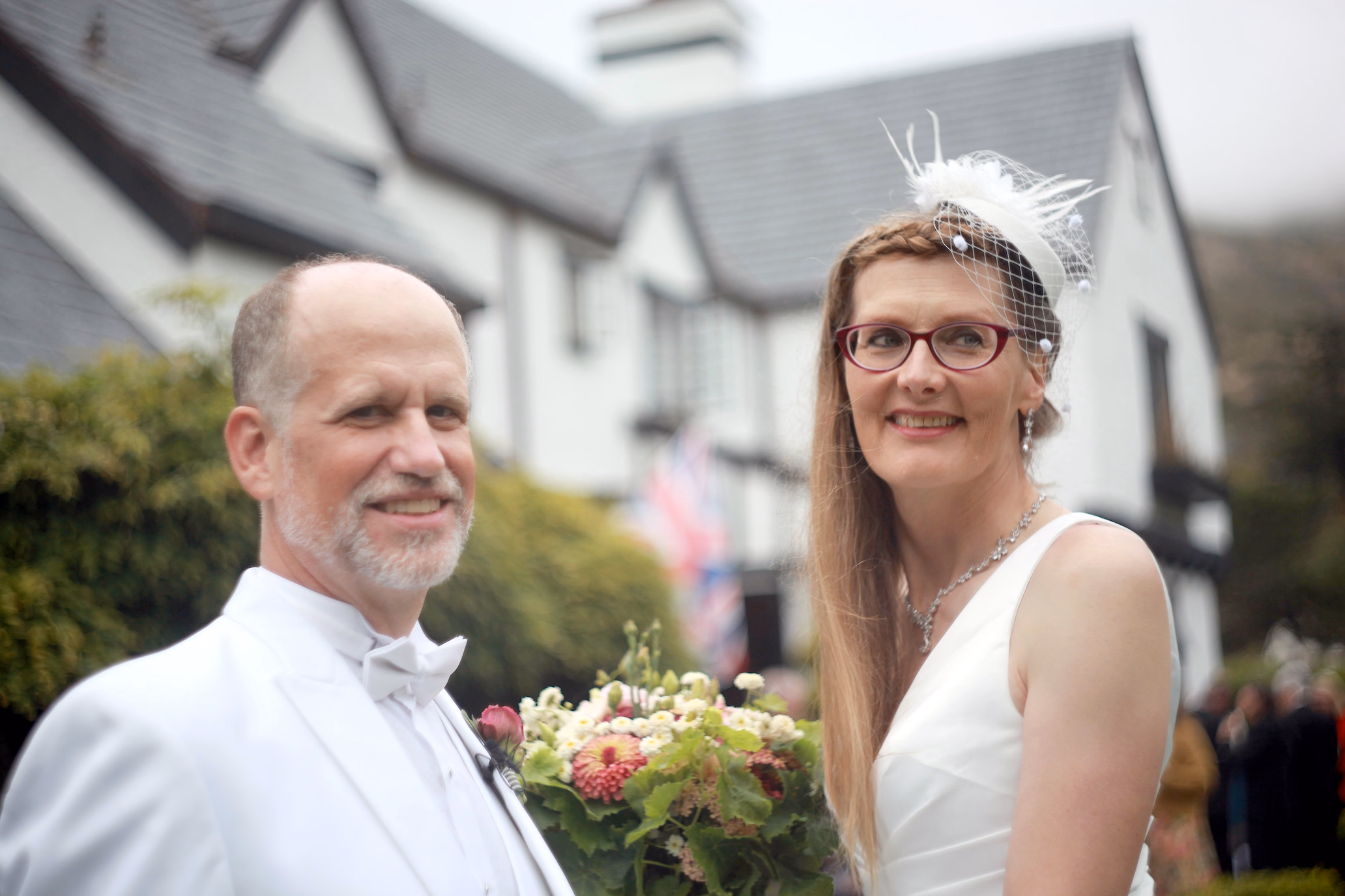 wedding couple with inn blurry background