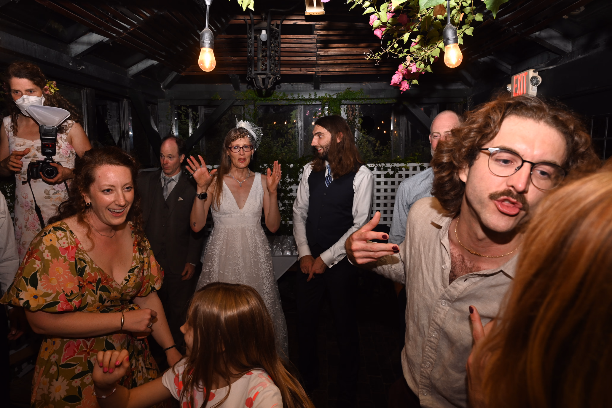 wedding party dancing
