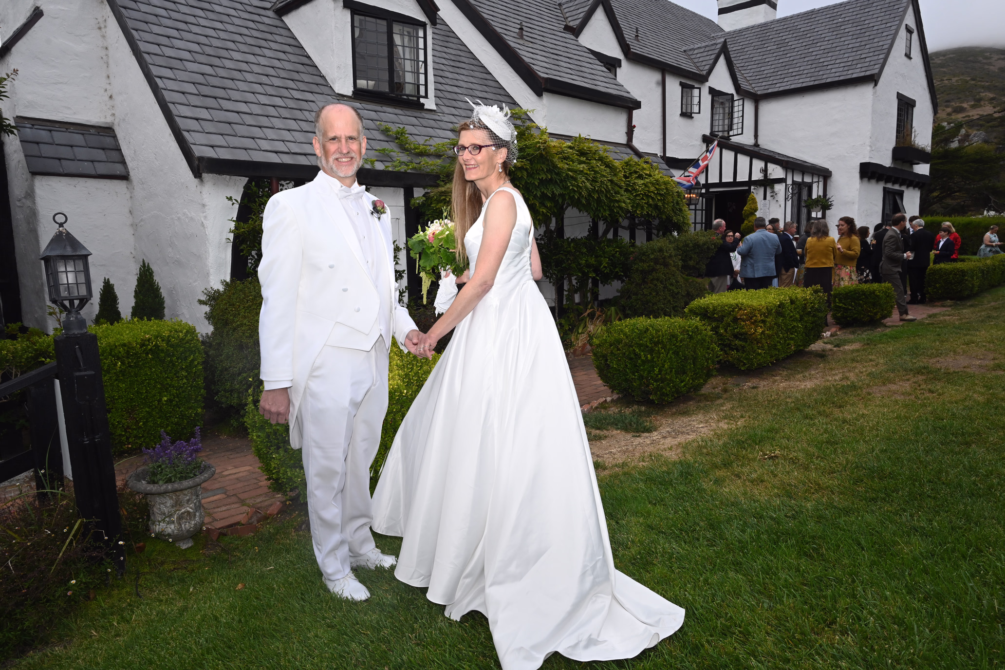wedding couple by inn