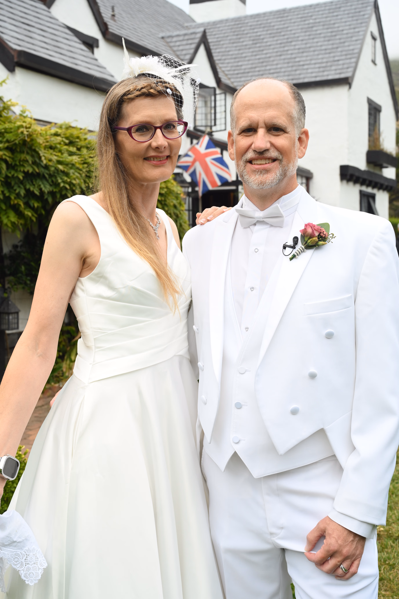 wedding couple with inn & flowers